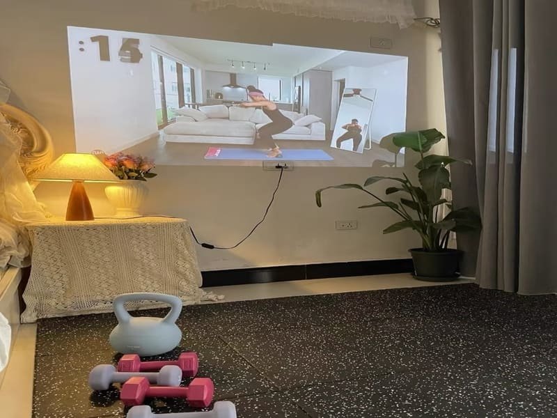 Een afbeelding die de lagen van een goede installatie toont: Beton, dampscherm met ASTM-markering en rubberen vloer.